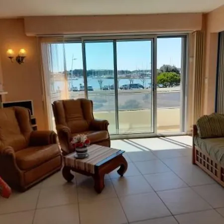 St Gilles Centre, Beau T3 Avec Balcon Et Cuisine Equipee - Fr-1-324-548 * 圣吉尔-克鲁瓦德维