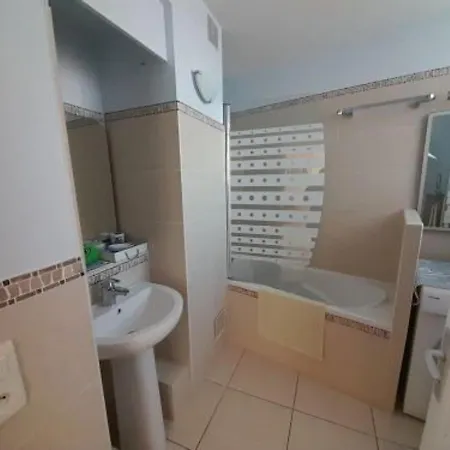 公寓 St Gilles Centre, Beau T3 Avec Balcon Et Cuisine Equipee - Fr-1-324-548
